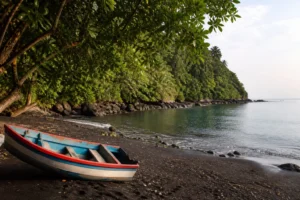 Barque sur une plage de sable noir en Martinique