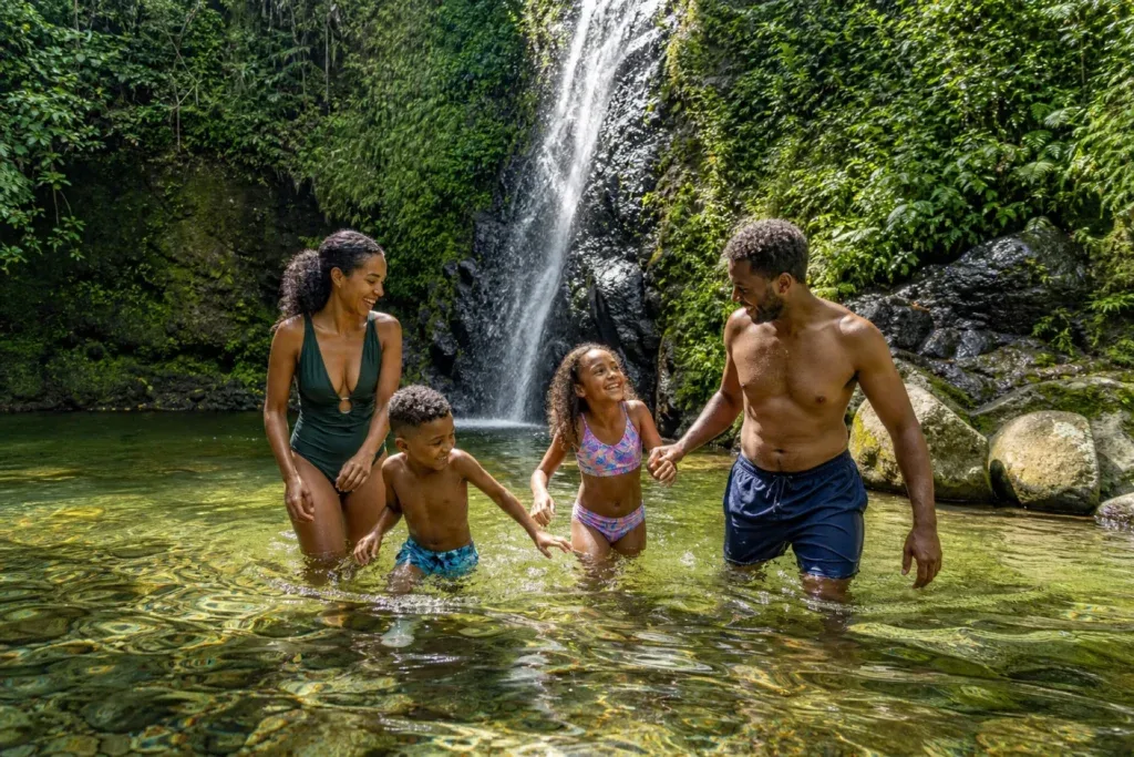 Famille découvrant la nature martiniquaise
