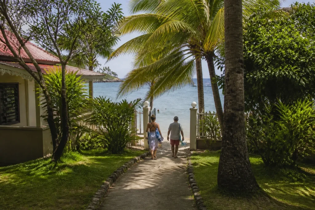 Chemin reliant un petit hôtel à une plage de Martinique