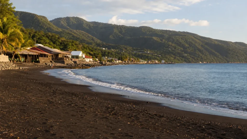 Plage de sable volcanique du Carbet en Martinique